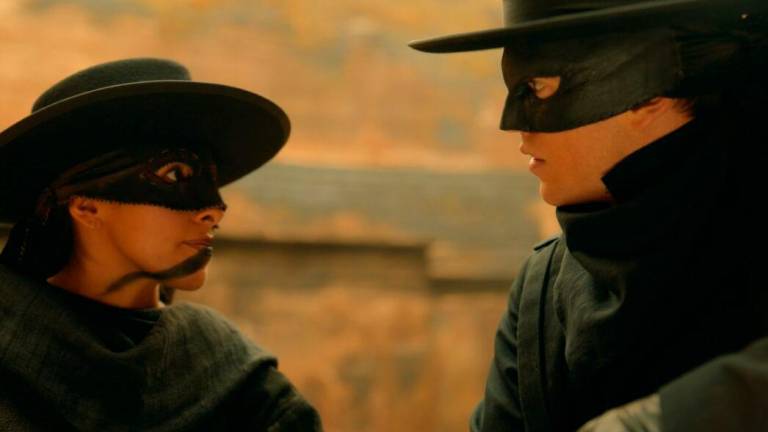 $!Dalia Xiuhcoathl y Miguel Bernardeau, ambos como Zorro. Foto: Prime Video