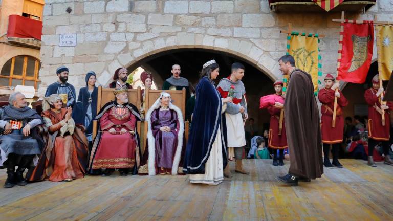 El portador d’honor de la Setmana Medieval, Espartac Peran, fent entrega de la primera rosa de l’any a la Princesa i a Sant Jordi. Foto: Pere Ferré