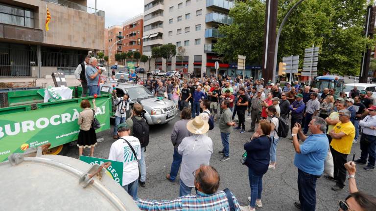 Los payeses, en la concentración frente a la Subdelegación del Gobierno de Tarragona. Foto: Pere Ferré