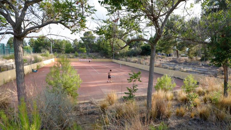 La pista de tenis, completamente dejada. Foto: Pere Ferré