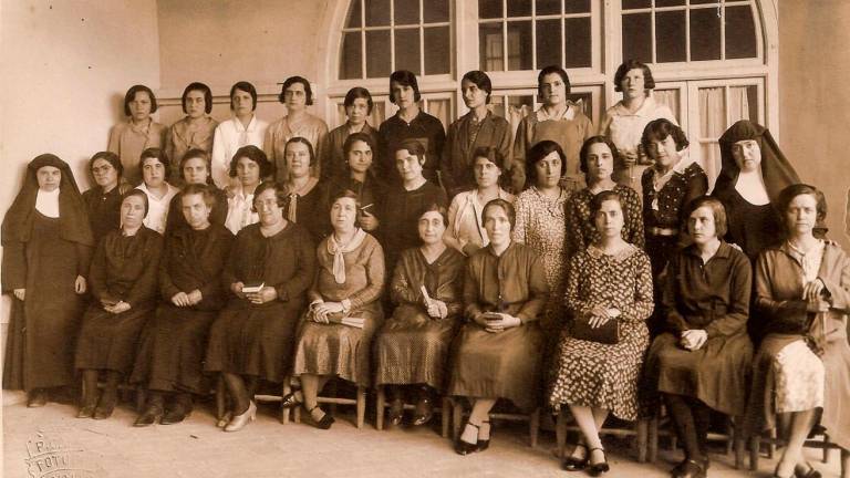 Un grup de dones quees formaven.FOTO:arxiu família potau constantí
