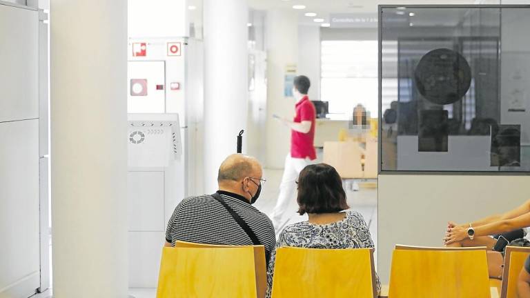 Pacientes esperando en el interior de uno de los centros de Atención Primaria de la demarcación. Foto: Pere Ferré