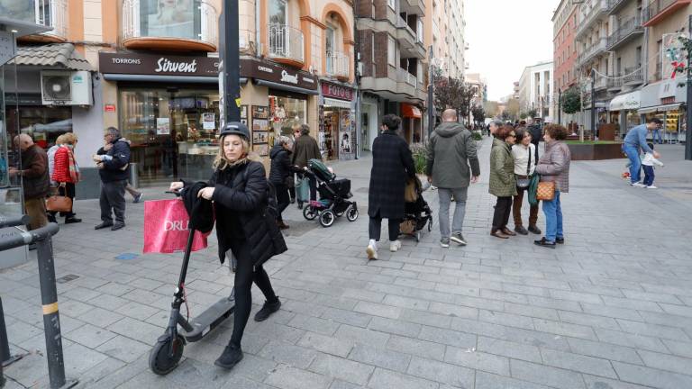 La gente paseando con bolsas por el las calles de la ciudad han sido un habitual durante estas fiestas. Foto: Pere Ferré