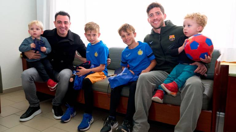 El entrenador del FC Barcelona, Xavi Hernández, y el capitán de la plantilla, el reusense Sergi Roberto, repartieron regalos a los niños y niñas ingresados en el Hospital de Barcelona. Foto: FC Barcelona