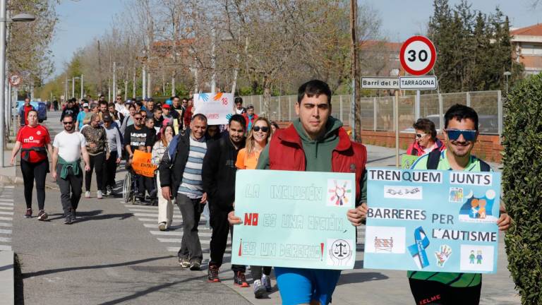 Caminata reivindicativa que se celebró ayer en Tarragona con motivo del Día Mundial de Concienciación sobre el Autismo. Foto: Pere Ferré