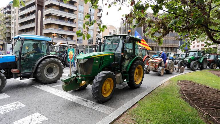Tractores cortando la Imperial Tarraco en una manifestación. Foto: Pere Ferré