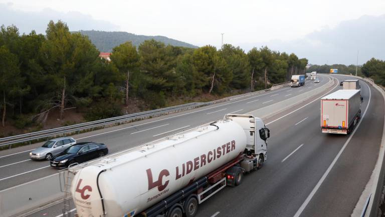 La autopista AP-7 a su paso por el término de Roda. Foto: Pere Ferré/DT