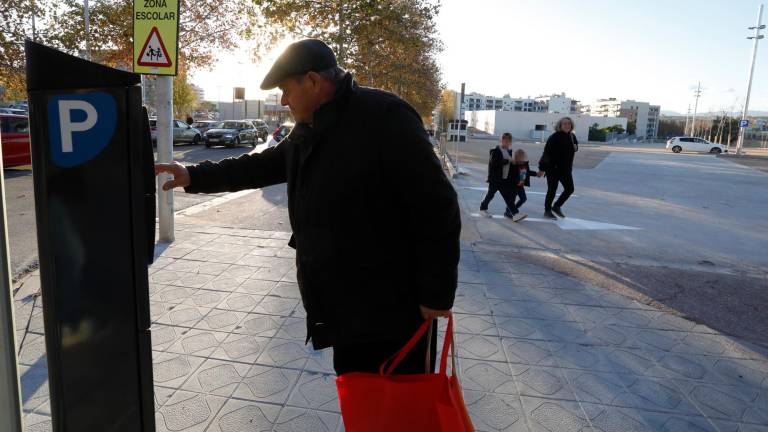 Uno de los primeros usuarios de la nueva superficie de aparcamiento, en la calle Guillem Oliver. foto: Pere Ferré