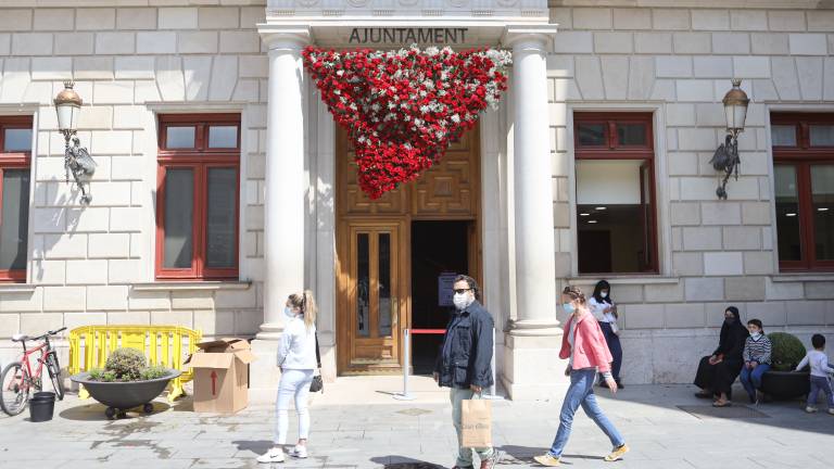 L’Ajuntament és un dels edificis de la ciutat decorat amb roses. FOTO: ALBA MARINÉ