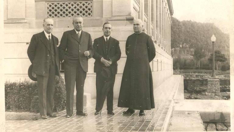 Foto histórica en la que puede verse a mosén Serra Vilaró con el alcalde Pere Lloret a su lado. foto: Centre d’Imatges de Tarragona / L’Arxiu