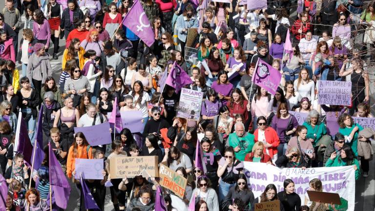 Más de 2.000 mujeres tiñeron Tarragona en la marcha del Día Internacional de la Mujer. Foto: Pere Ferré
