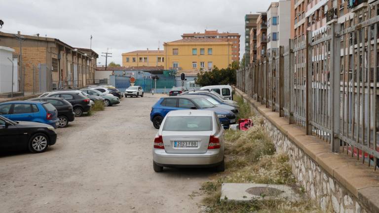 La zona próxima a las vías se utiliza como aparcamiento y para el acopio de materiales. foto: Pere Ferré