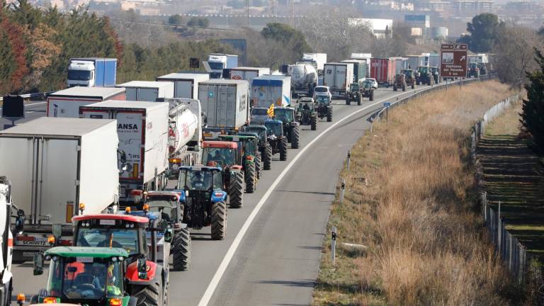 Colas de tractores y camiones procedentes de la demarcación de Tarragona ocupan la AP-7 a la altura de Vilafranca del Penedès. Foto: Pere Ferré