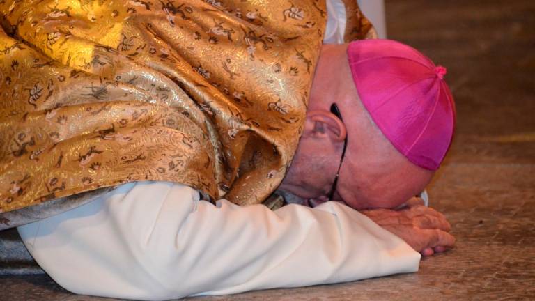 El nuevo obispo de Girona se postra en el suelo en señal de obediencia. Foto: Xavier Pete/Agència Flama