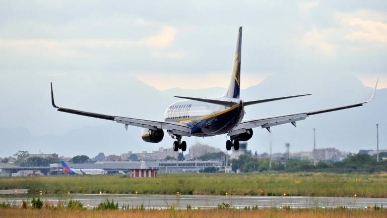 Un avión tomando tierra en el Aeropuerto de Reus. Foto: Alfredo González