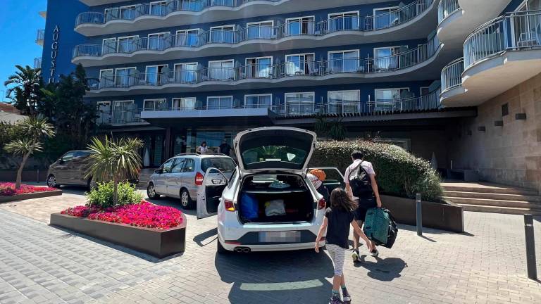 Turistas llegando a uno de los hoteles de la Costa Daurada este primer fin de semana de junio. Foto: Alfredo González