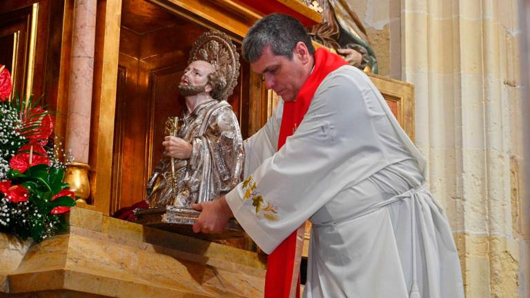 $!Un cop oberta l’arca de l’altar major, s’ha tret el bust reliquiari de la imatge de Sant Pere. FOTO: Alfredo González