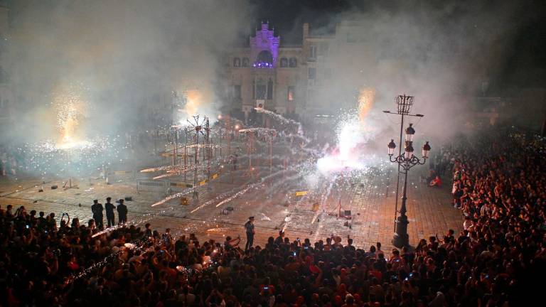 Els focs al mig de la plaça del Mercadal durant la nit de els Completes FOTO: Alfredo González