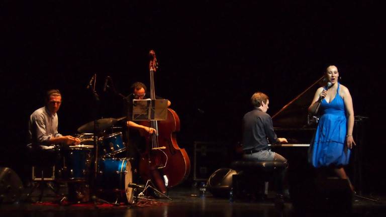 El grupo Ignasi Terraza Trio durante una actuación en el escenario del Casal Tortosí. FOTO: Joan Revillas