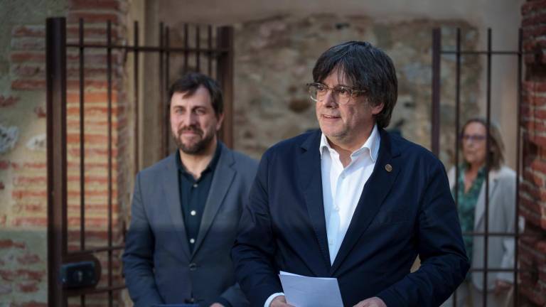 El expresidente de la Generalitat, Carles Puigdemont (d), durante el acto de presentación del nuevo gobierno del Consejo de la República junto al exconseller y eurodiputado de JxCat Antoni Comín (i). Foto: EFE