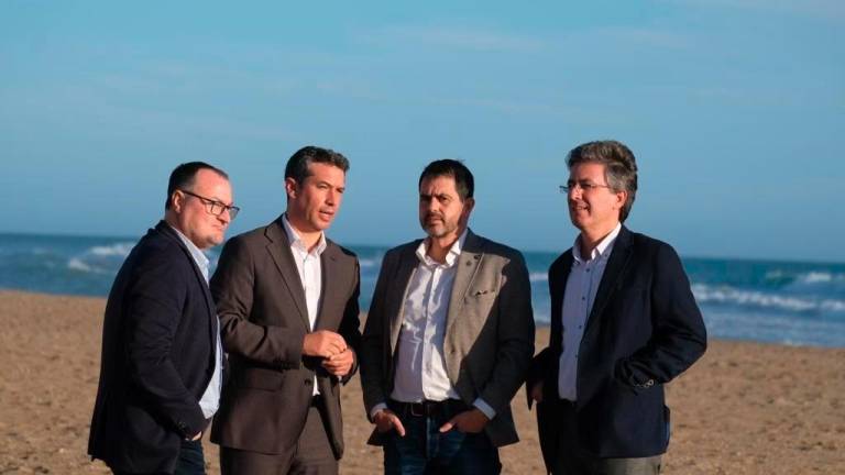 Los alcaldes se reunieron ayer en la playa de Sant Salvador. foto: cedida