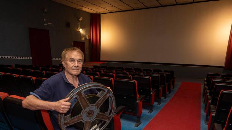 Josep Mulet, el ‘cinero’ de Bot a la sala de cinema del municipi. Foto: Joan Revillas