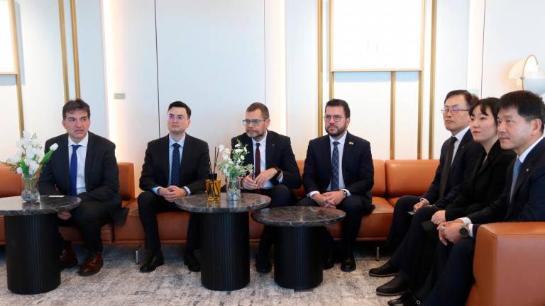 El president Pere Aragonès es reuneix amb directius de Lotte Energy. Foto: ACN