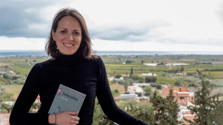 Marta Sans posant amb el llibre a Alcanar, el seu poble d’origen i el de la protagonista. Foto: J. Revillas