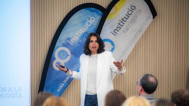 Carmen Osorio, el pasado jueves en La Canonja pronunciando la conferencia ‘Adictos a la tecnología’. Foto: Ángel Ullate
