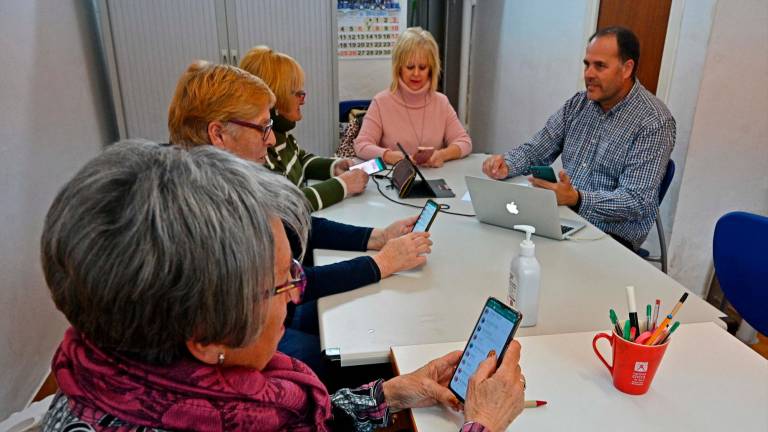 La AV del barrio Fortuny arrancó ayer un taller en el que se resuelven dudas sobre el uso del móvil y el PC para formalizar trámites. Foto: A.G.