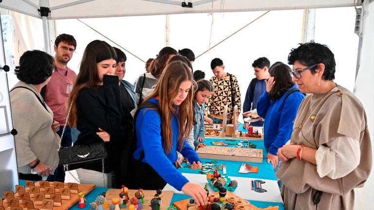 Visitantes jugando con las propuestas de un museo de la feria. Foto: Alfredo González