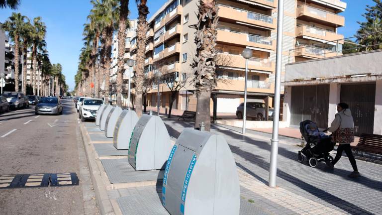Batería de contenedores en la calle Ciutat de Reus. Foto: Alba Mariné