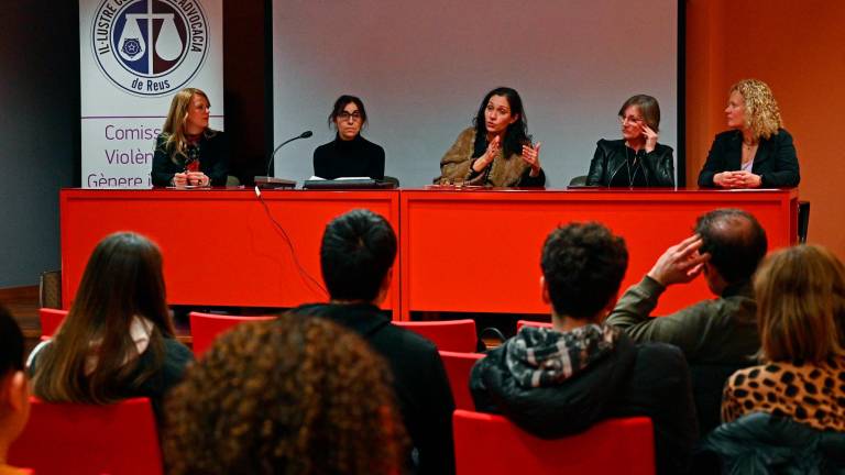 Pilar Esteban, Francisca Díaz, Roser Bargalló, Anna Deusedes y Laura Van Schilt, en la charla realizada el pasado 14 de marzo en el Casal de les Dones de Reus. Foto: A. González