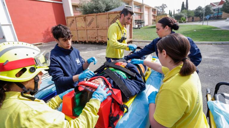 Alumnos del ciclo de grado medio de Emergencias Sanitarias del Institut Cal·lípolis de Tarragona, en plena práctica. Foto: Marc Bosch
