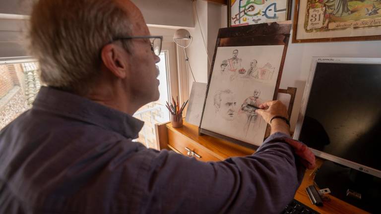 $!Amat Pellejà en su estudio con el carboncillo en la mano. FOTO: J. REVILLAS