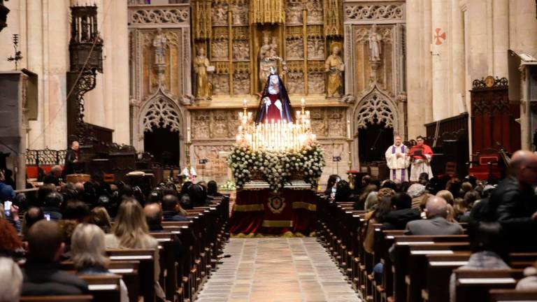 El paso de la Soledat en el altar mayor de la Catedral de Tarragona. Fotos: Marc Bosch