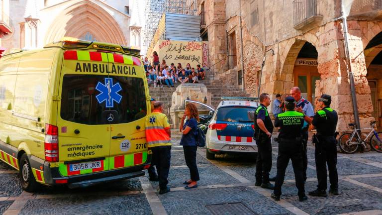 Un coche de los Mossos d’Esquadra en el marco de una actuación policial efectuada en Tarragona. Foto: Fabián Acidres/DT