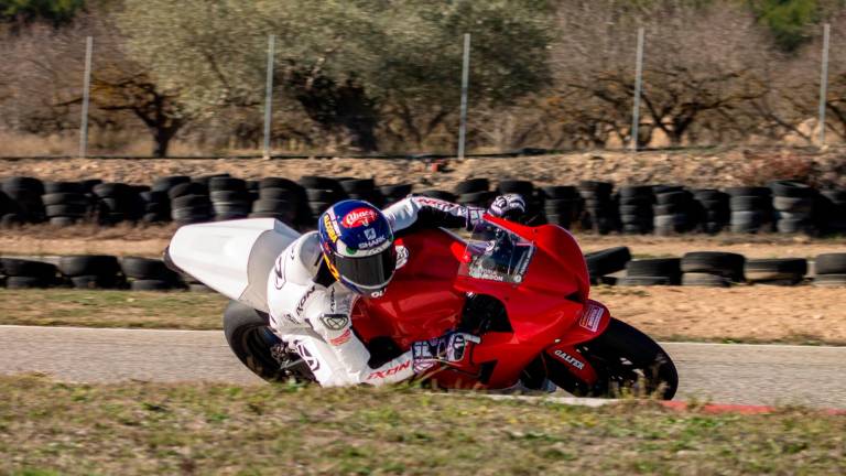$!Jeremy Alcoba con la Honda CBR 600 que le prestó la esucela Monlau para rodar en el circuito ebrense. FOTO: Iván Jerez