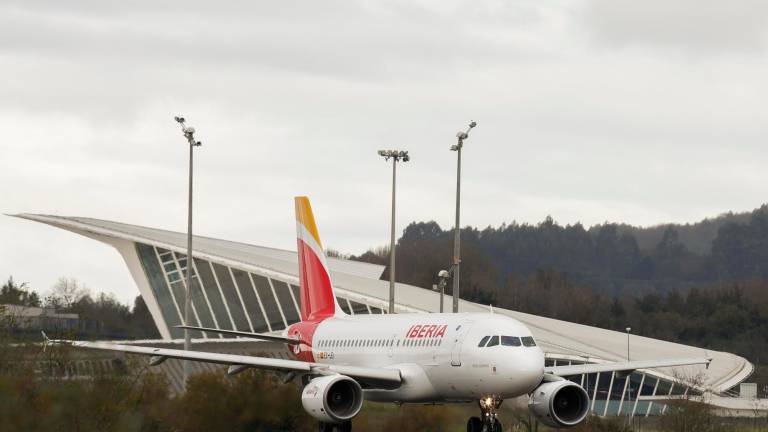 Image de un avión de Iberia mientras se dirige a la pista de despegue en el Aeropuerto de Bilbao. Foto: EFE/Miguel Toña