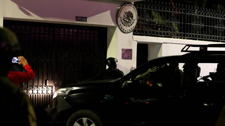$!Policías irrumpen en la embajada de México en Quito y detienen al exvicepresidente Jorge Glas