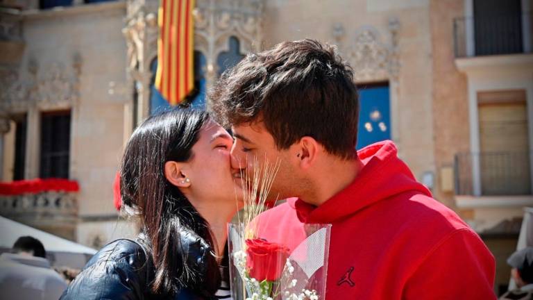 Una parella demostrant el seu amor durant la celebració de Sant Jordi a Reus. Foto: Alfredo González
