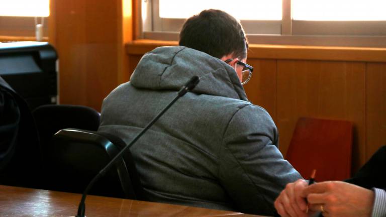 El acusado de violar una mujer en Deltebre en 2020 de espaldas durante la vista que se ha celebrado a la Audiencia de Tarragona. Foto: ACN