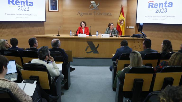 La directora general de la Agencia Tributaria, Soledad Fernández Doctor (c-i), presenta la campaña de Renta 2023, este miércoles, en Madrid. Foto: EFE