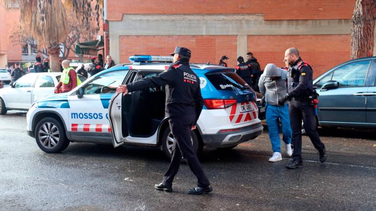 El detenido llevado a comisaría en un coche de Mossos. Foto: Alfredo González