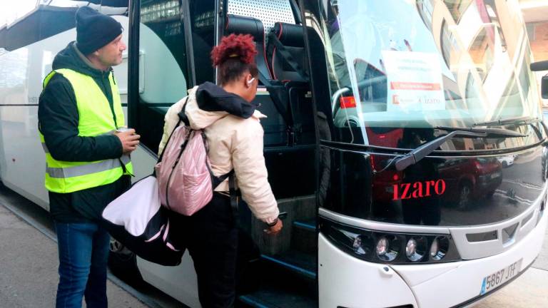 Una usuaria de la R4 en El Vendrell sube al bus del dispositivo alternativo con motivo del corte por las obras del corredor mediterráneo. Foto: ACN