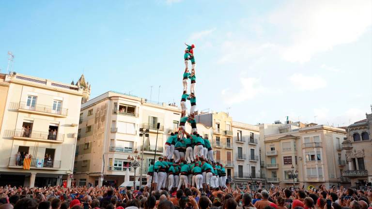 2 de 9 amb folre dels Castellers de Vilafranca a la plaça del Mercadal de Reus. FOTO: Aj. Reus
