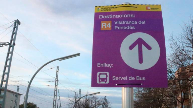 Un cartel indica hacia donde se tienen que dirigir los usuarios del R4 en El Vendrell mientras esté interrumpido el servicio de tren. Foto: ACN