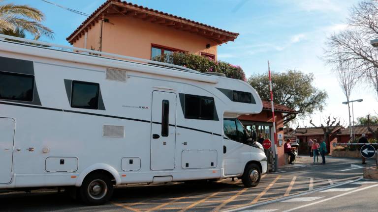 Una autocaravana espera per poder fer el check in al Càmping la Llosa de Cambrils. Foto: ACN