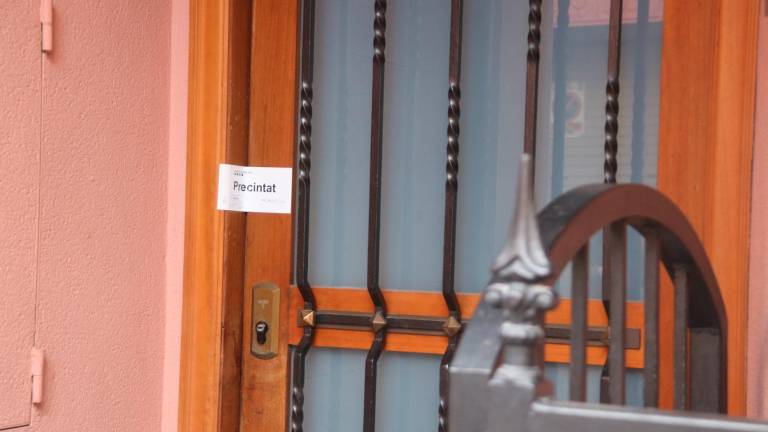 La puerta del domicilio (El Prat de Llobregat) donde han muerto los niños. Foto: ACN