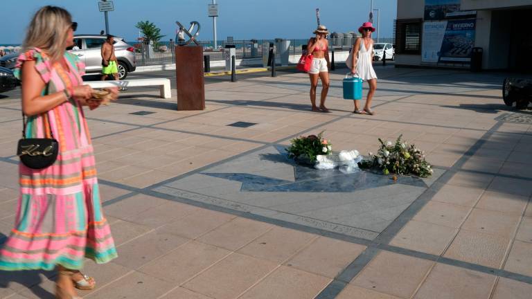 Ayer ya hubo quien llevó flores a título particular al Memorial per la Pau que se erigió en el paseo marítimo. Foto: Fabián Acidres